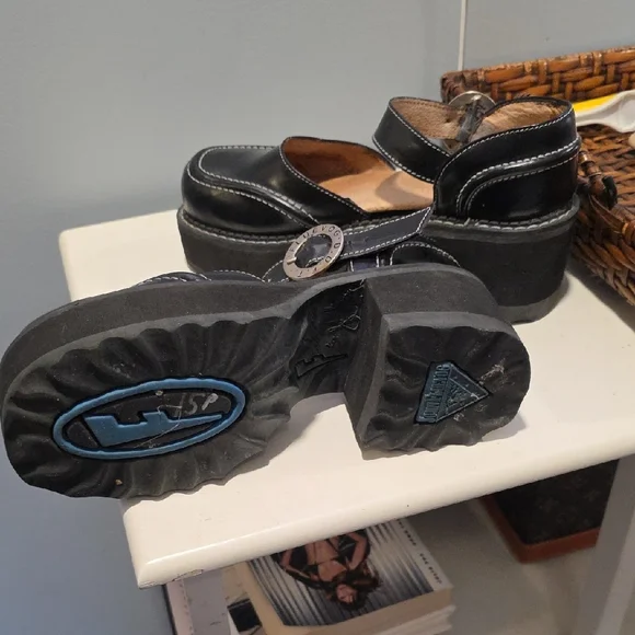 VINTAGE John Fluevog Black Leather Mary Jane Platform Heels with White Stitching - Picture 4 of 15